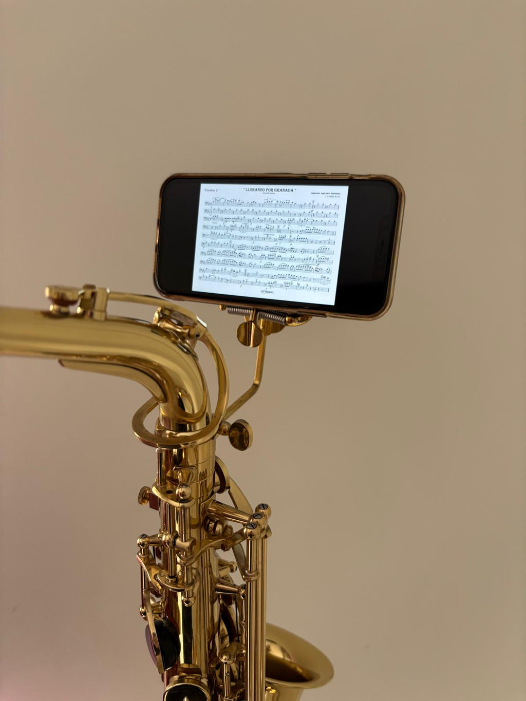 Atril magnético Braggs3D instalado en un saxofón para leer partituras en móvil