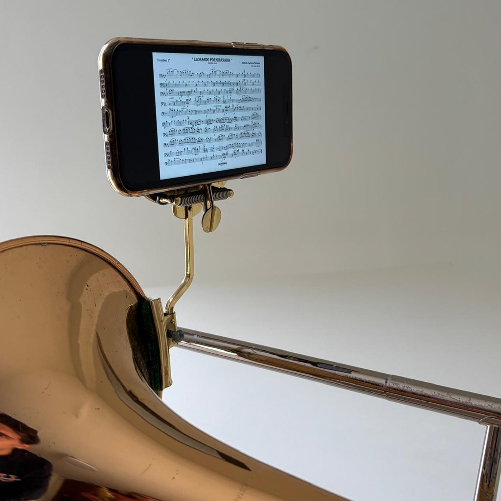 Atril magnético Braggs3D instalado en un trombón para leer partituras en móvil